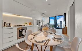 Lvl 42 2B1B Apartment With City Views - Central Cbd Location